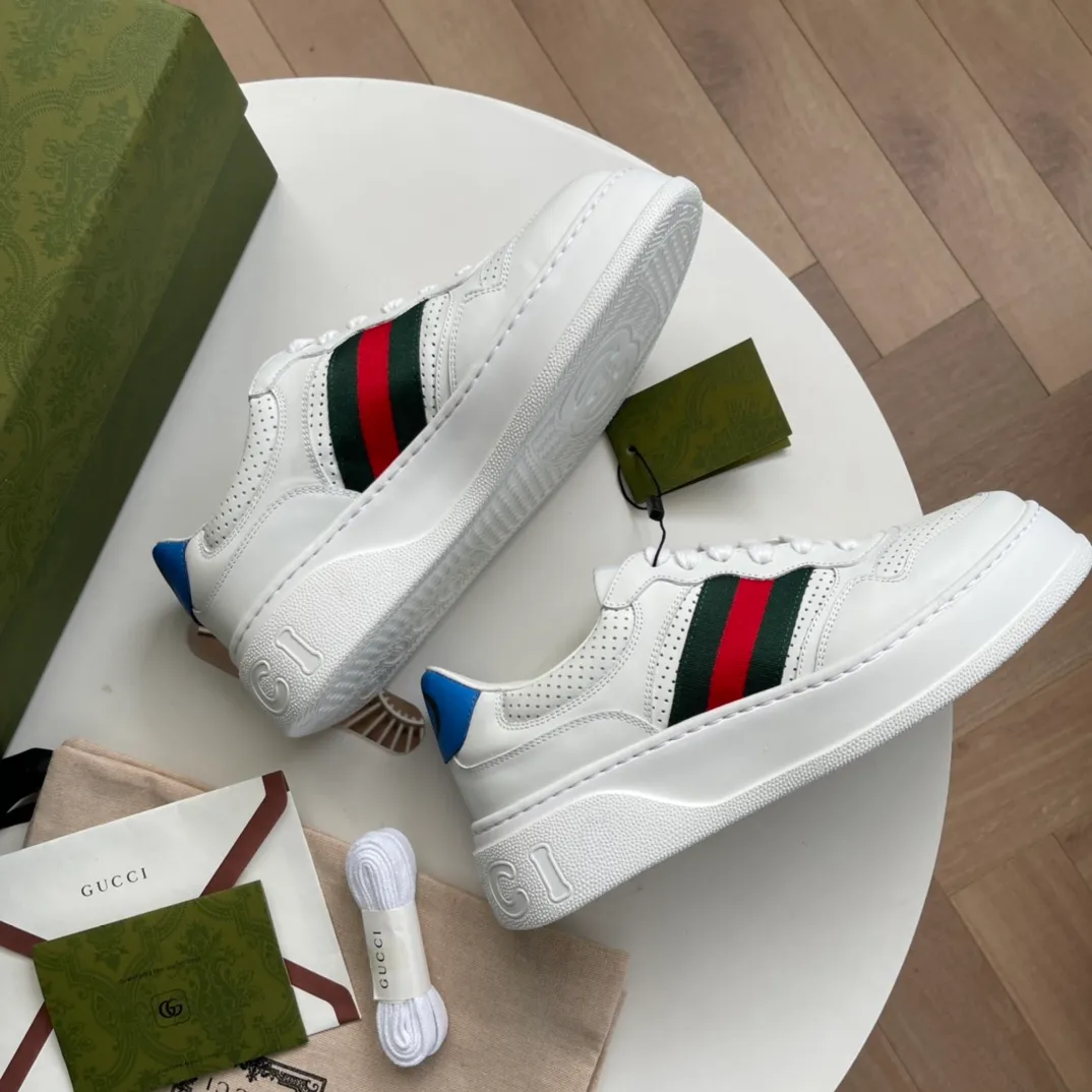 G Home 🆕New webbing sneakers✔️The brand’s classic webbing element is inspired by Gucci’s equestrian origins. Each season, it is reinterpreted through a variety of new and unique designs and styles. It appears on this leather sneaker with red and blue details, interpreting the brand's design concept of integrating sports and leisure. The thick-soled design gives the sneakers a retro feel~ Size: 35-40 (women) 38-45 (men) P hot style Color: white leather, black leather, brown leather, white webbing